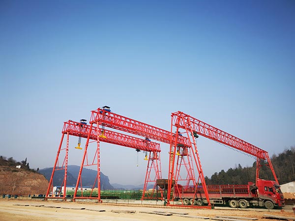 新疆倒三角門式起重機安裝調試